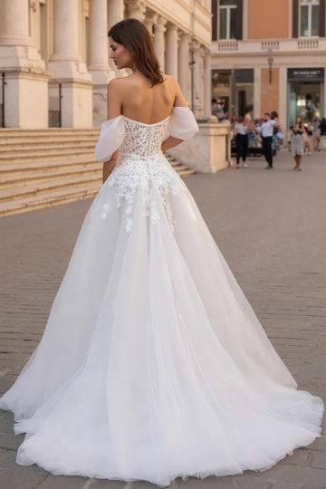 Épaule dénudée ivoire appliqué une robe de mariée à traîne de balayage de ligne